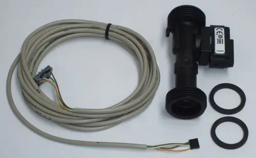 Daikin Durchflusssensor, bestehend aus einem Sensor, einem Kabel mit mehreren Drähten und zwei Dichtungen, auf hellem Hintergrund angeordnet.